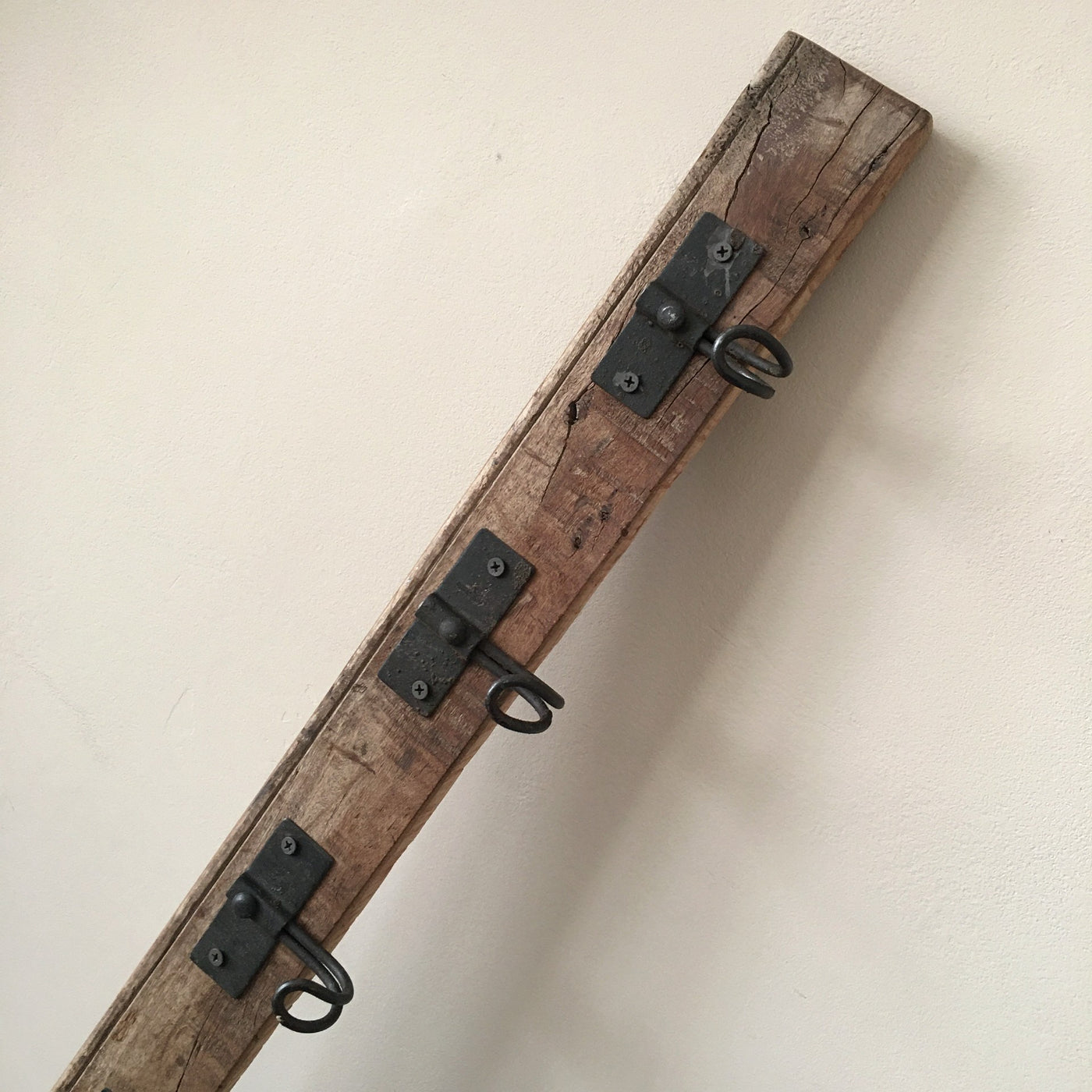 Oude houten kapstok met 5 haken