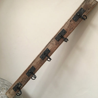 Oude houten kapstok met 5 haken
