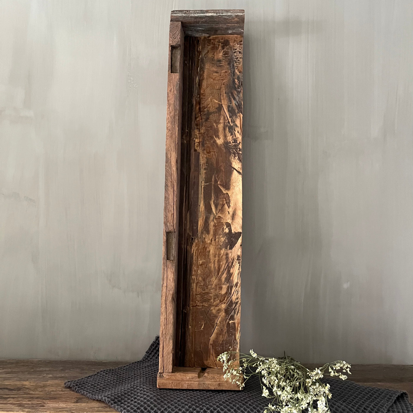 Houten wandplankje met opstaande rand 'By Moos', 60 cm