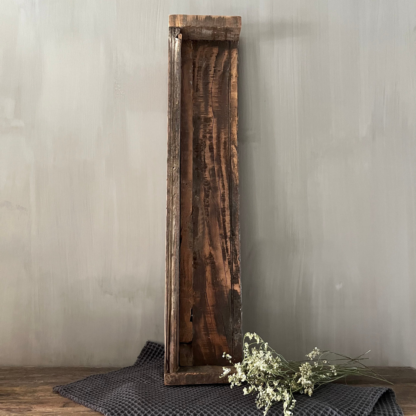Houten wandplankje met opstaande rand 'By Moos', 60 cm