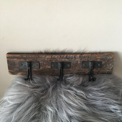 Oude houten kapstok met 3 haken