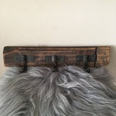 Oude houten kapstok met 3 haken